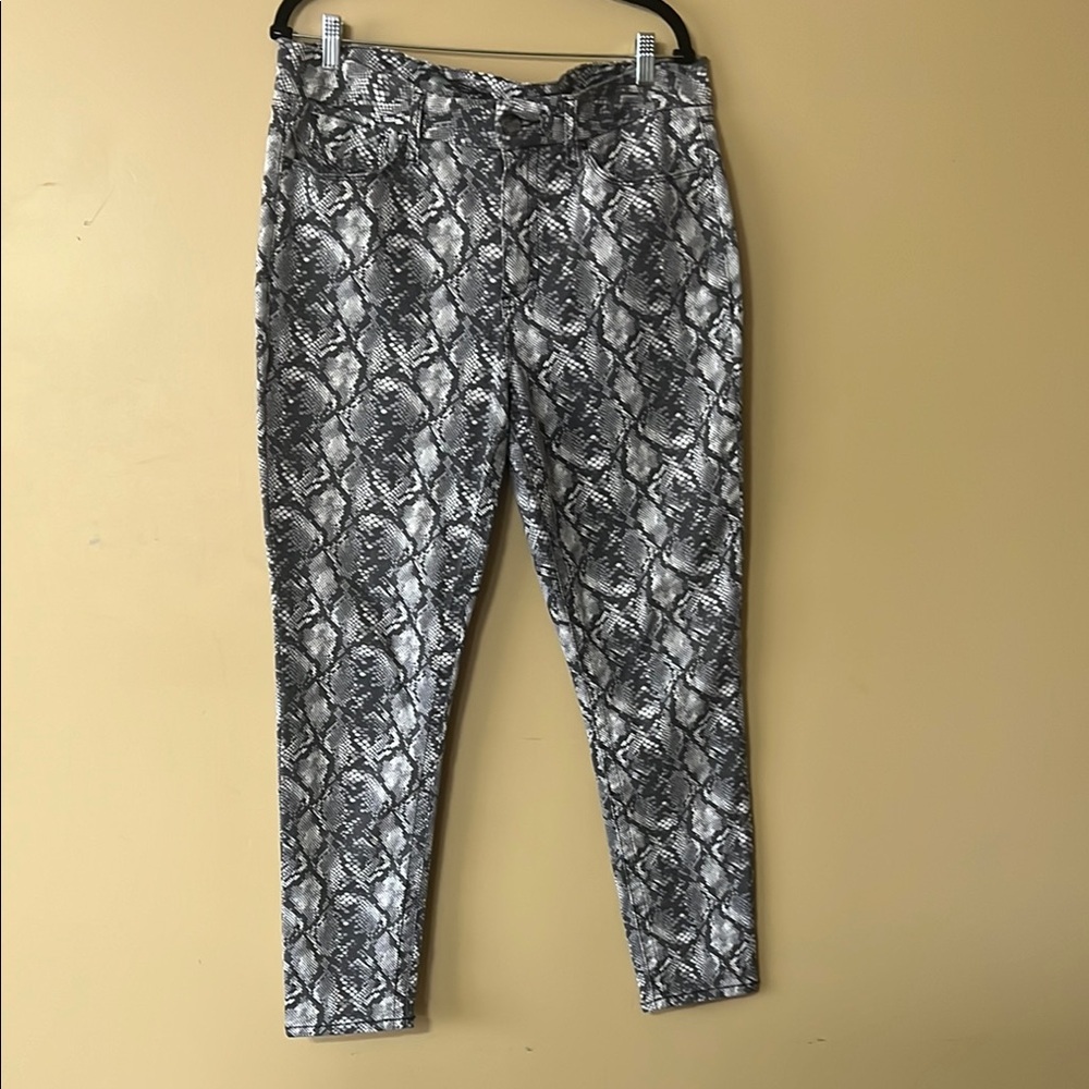 Seven7 Black and White Skinny Pants with Vintage Print